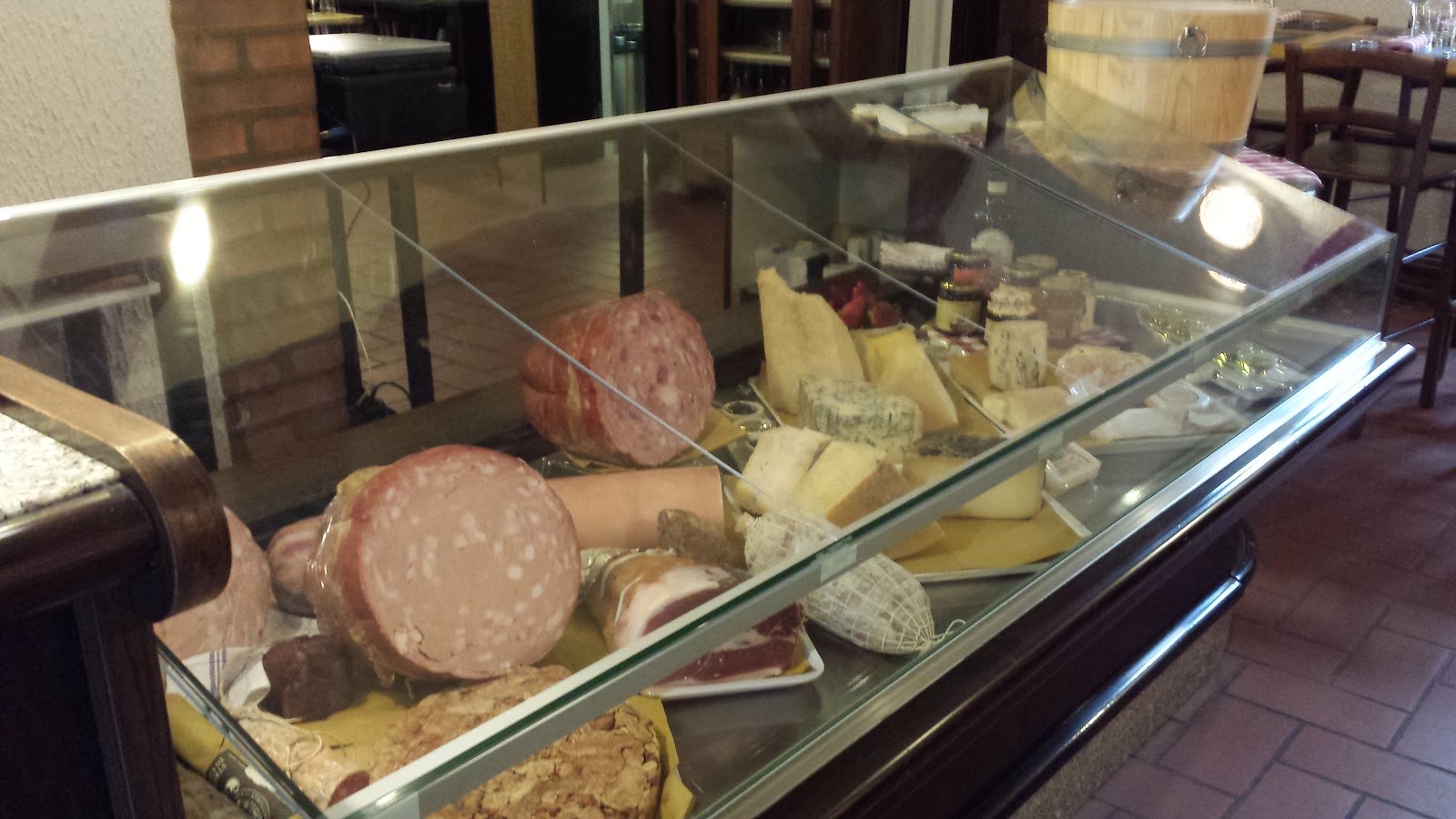 Il banco dei salumi e dei formaggi dell'Osteria Numero Sette