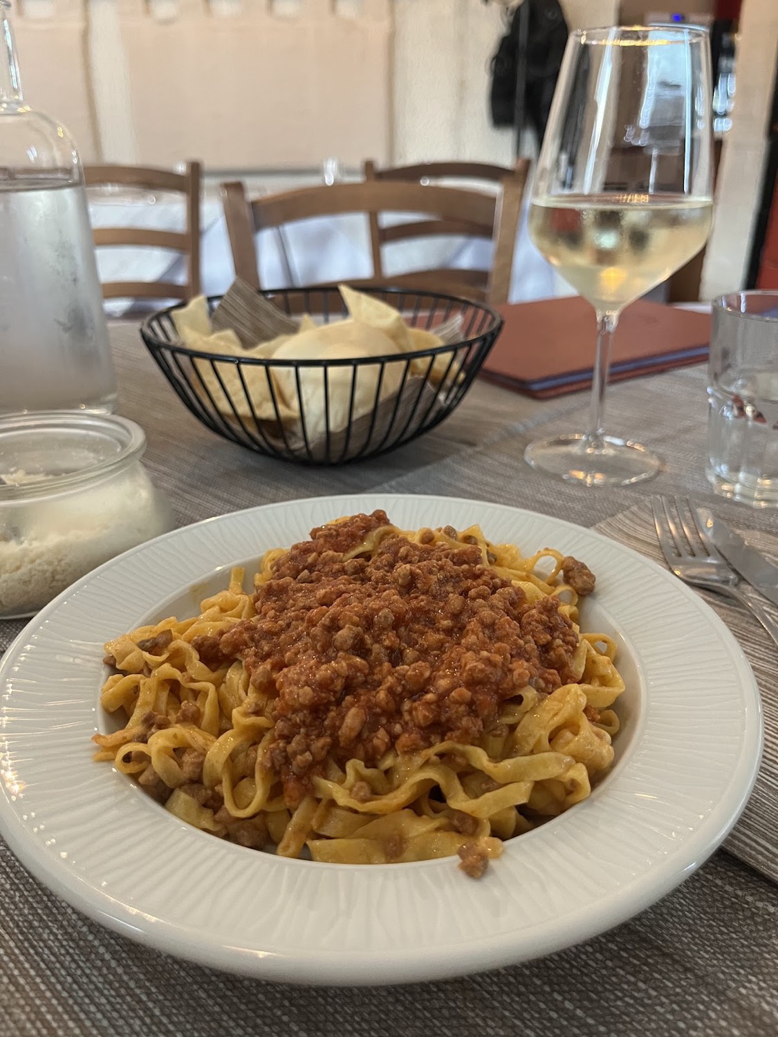 Piatto di tagliatelle al ragù bolognese servite all'Osteria Numero Sette